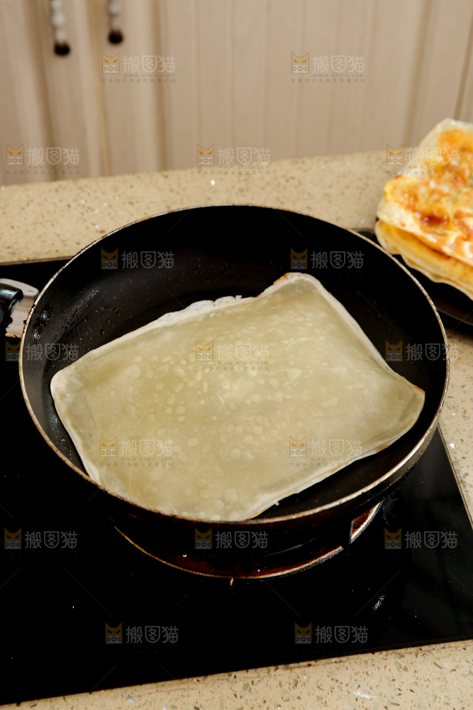 锅里的鸡蛋灌饼