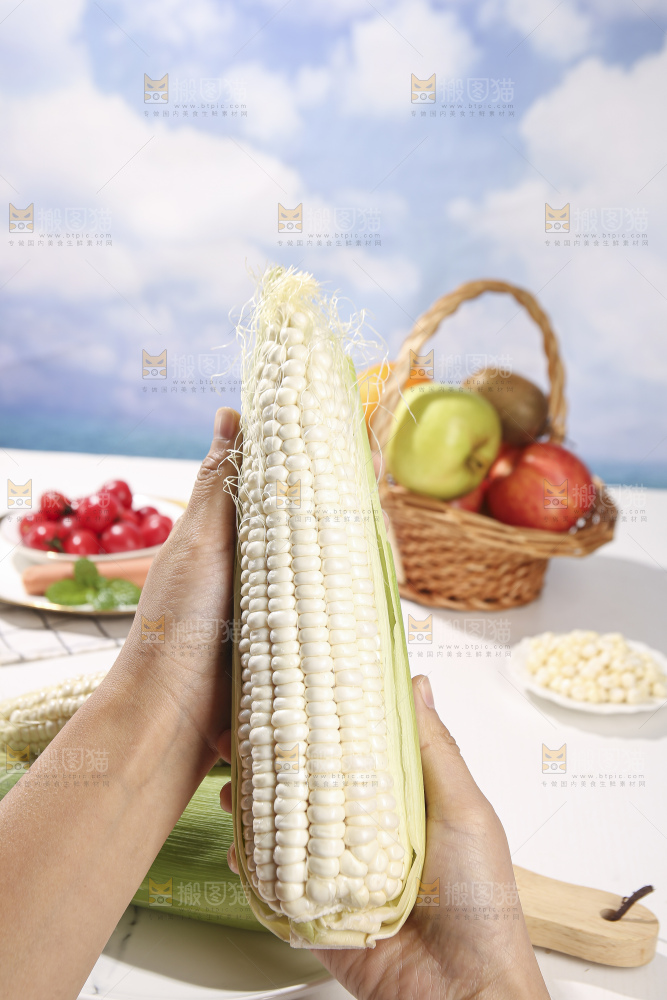 浅底上的牛奶玉米