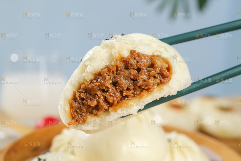浅底上的牛肉包子