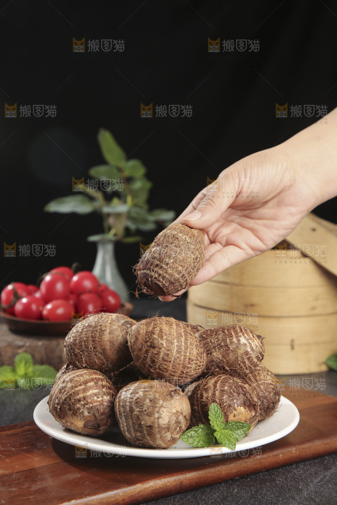 深底上的新鲜小芋头