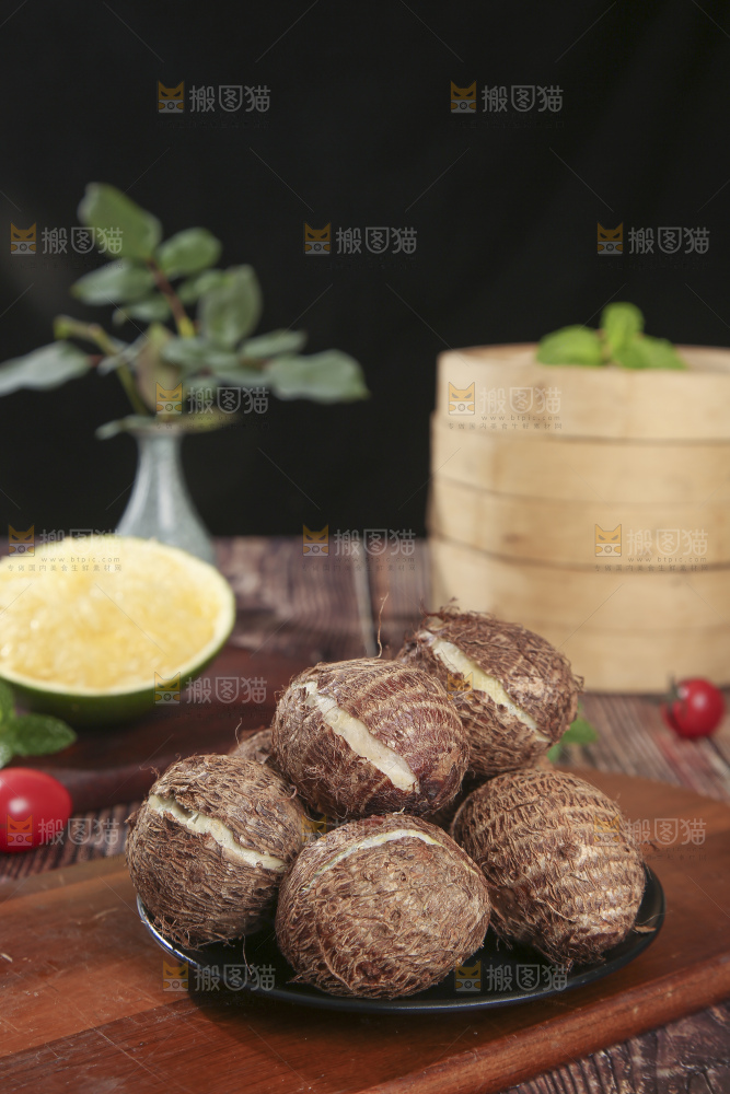 深底上的新鲜小芋头
