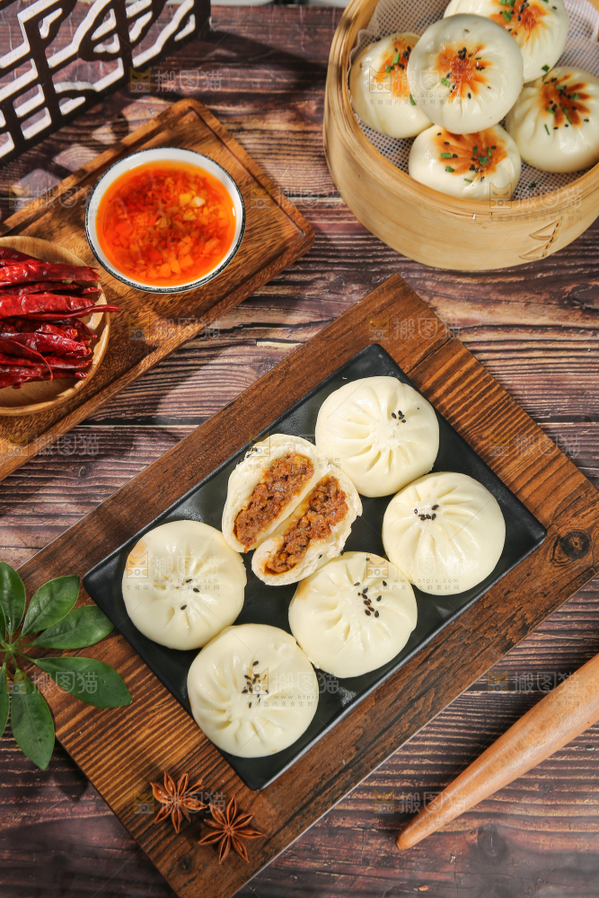 深底上的牛肉包子