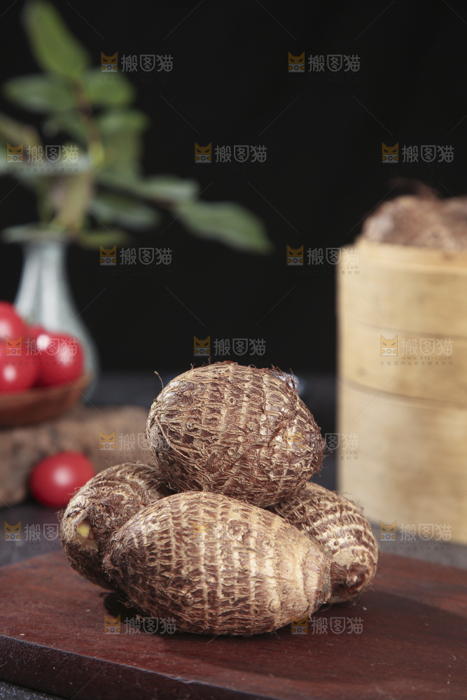 深底上的新鲜小芋头