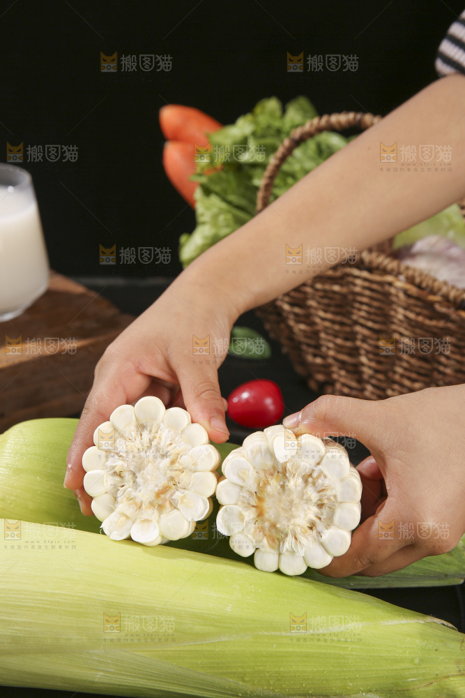 深底上的牛奶玉米