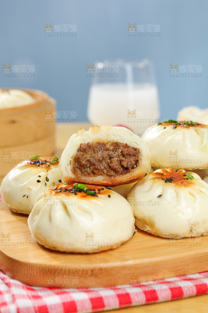 浅底上的牛肉包子