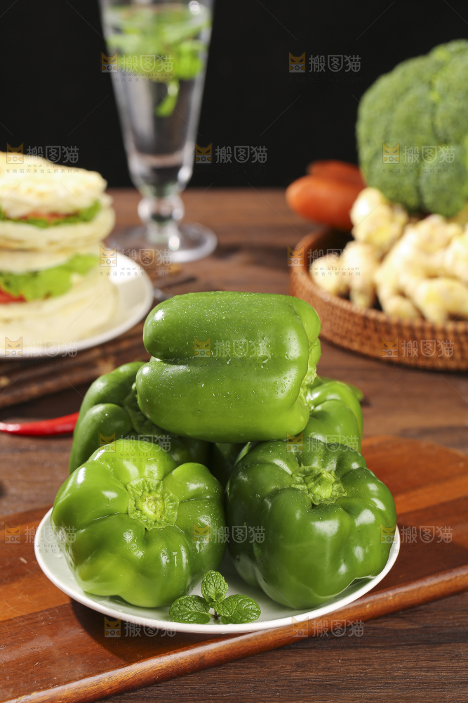 木底上的圆青椒