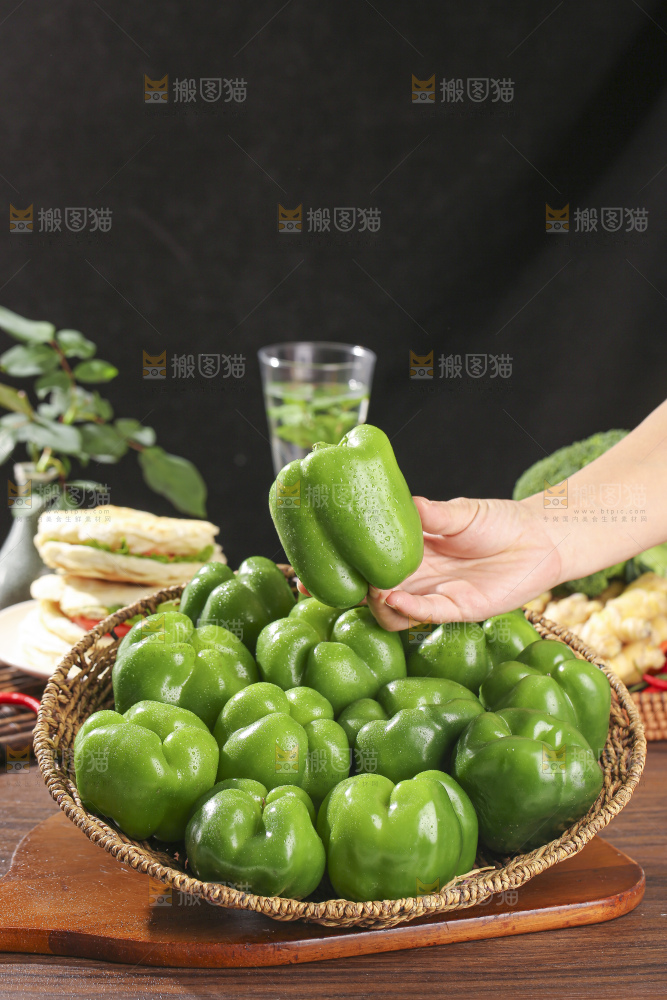 木底上的圆青椒