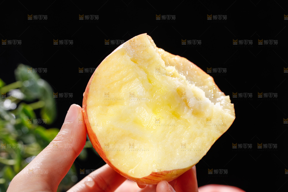 深底上的条纹苹果