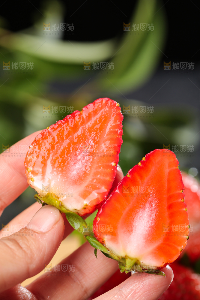 深底上的丹东草莓