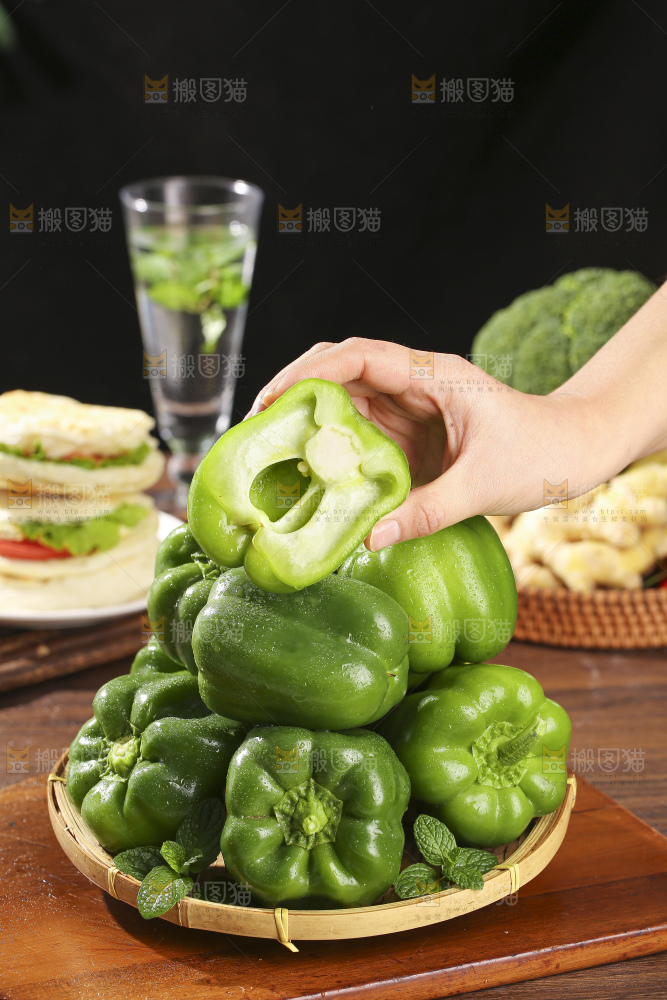 木底上的圆青椒