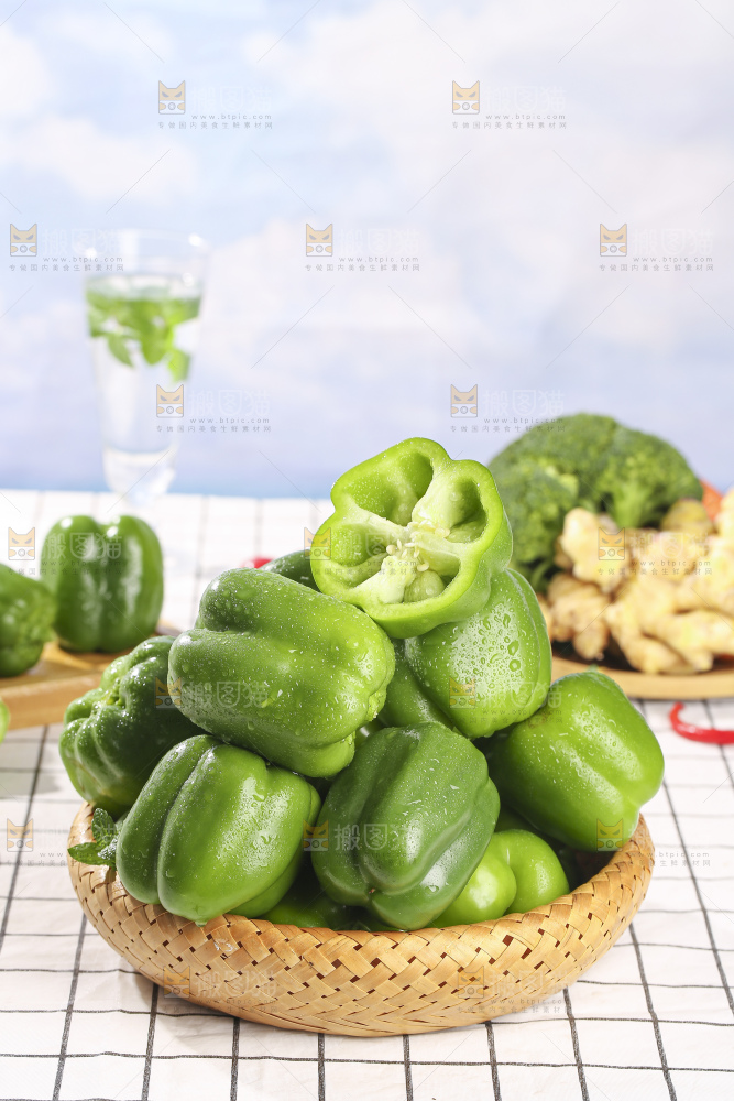 浅底上的青圆椒