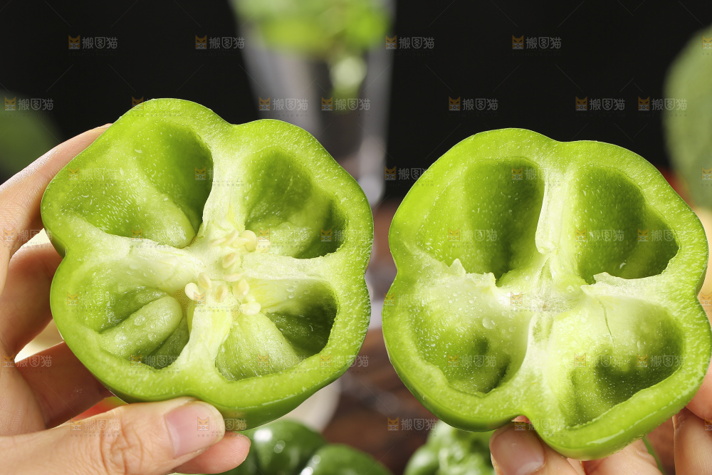 木底上的圆青椒