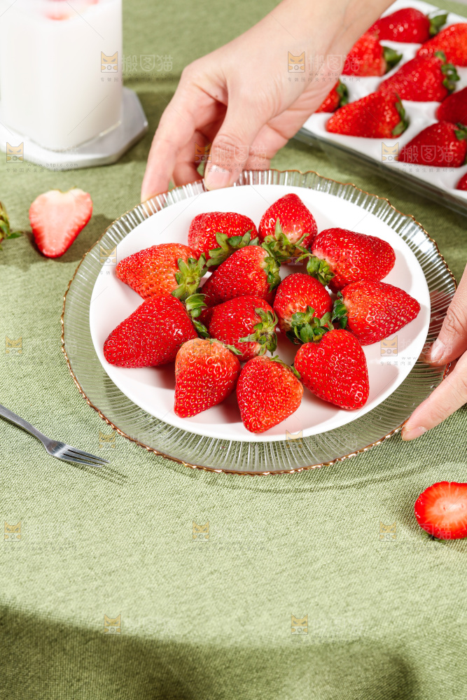 浅底上的丹东草莓