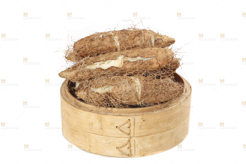 白底上的新鲜毛薯