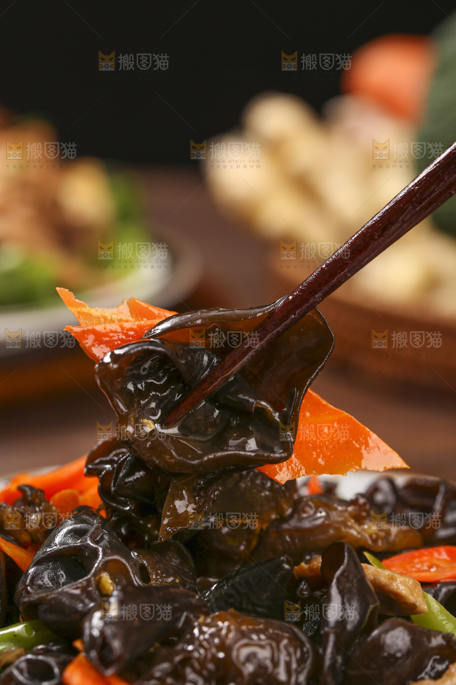 深底上的黑木耳炒肉