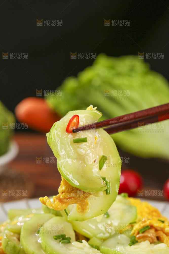 盘子里的丝瓜炒蛋