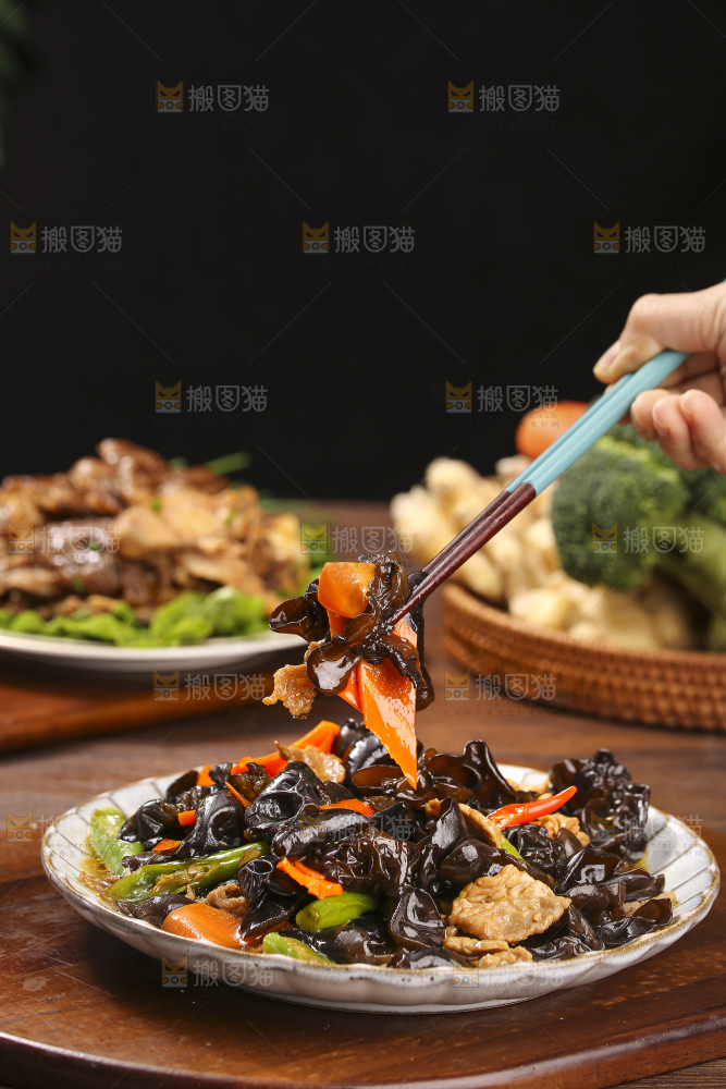 深底上的黑木耳炒肉