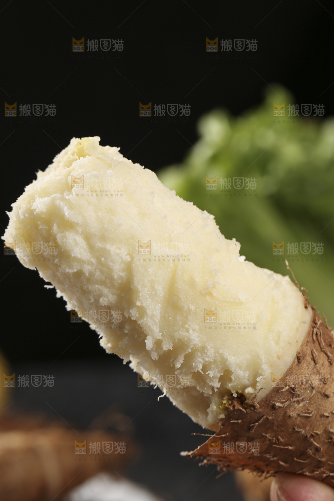 深底上的新鲜毛薯