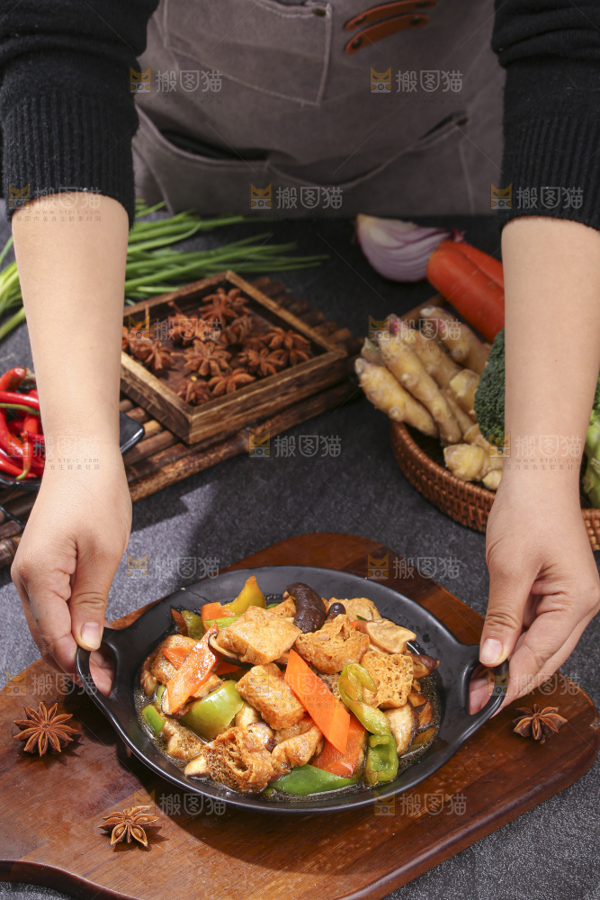 深底上的炒豆泡