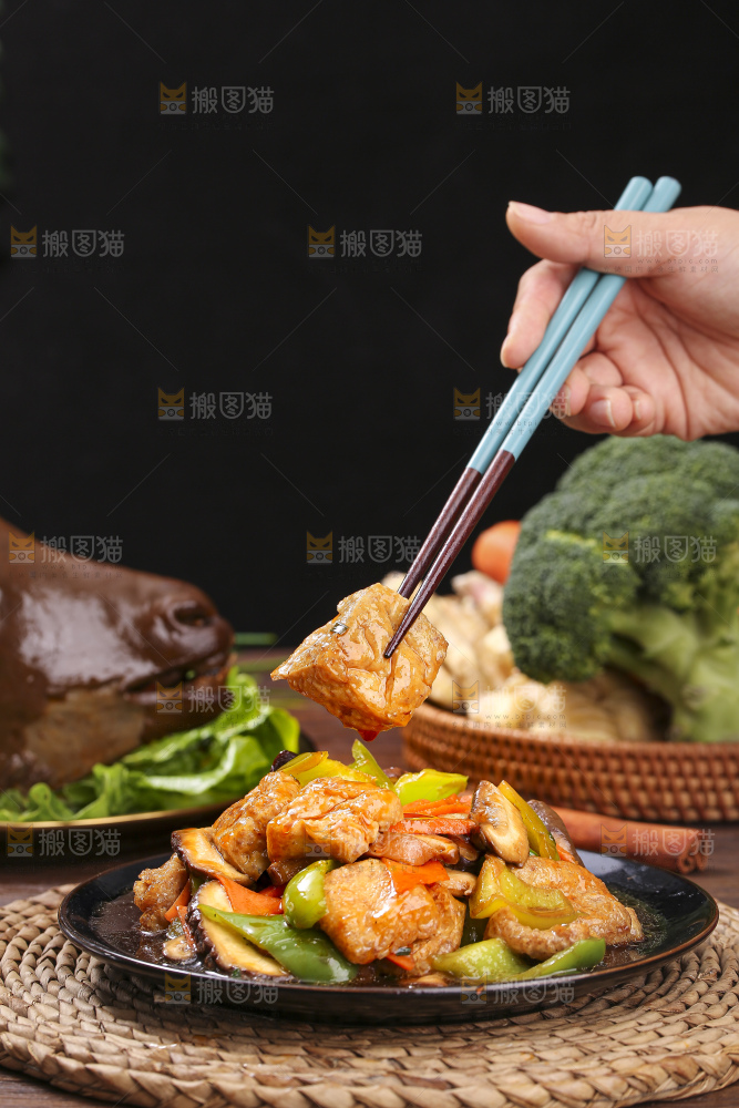 深底上的炒豆泡