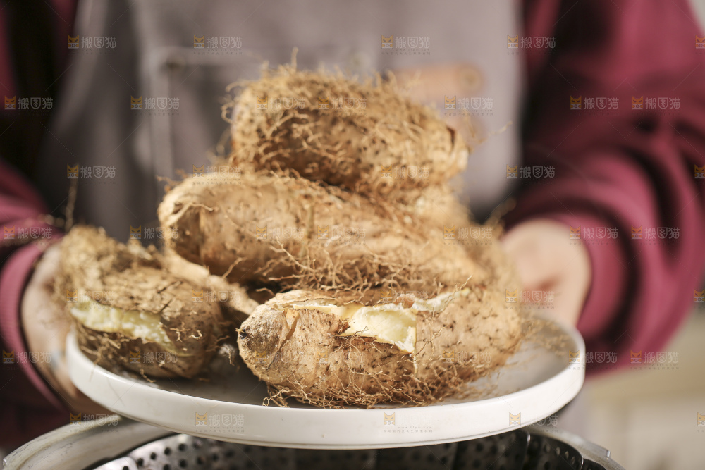 锅里蒸熟的毛薯