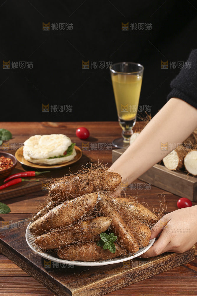 深底上的新鲜毛薯