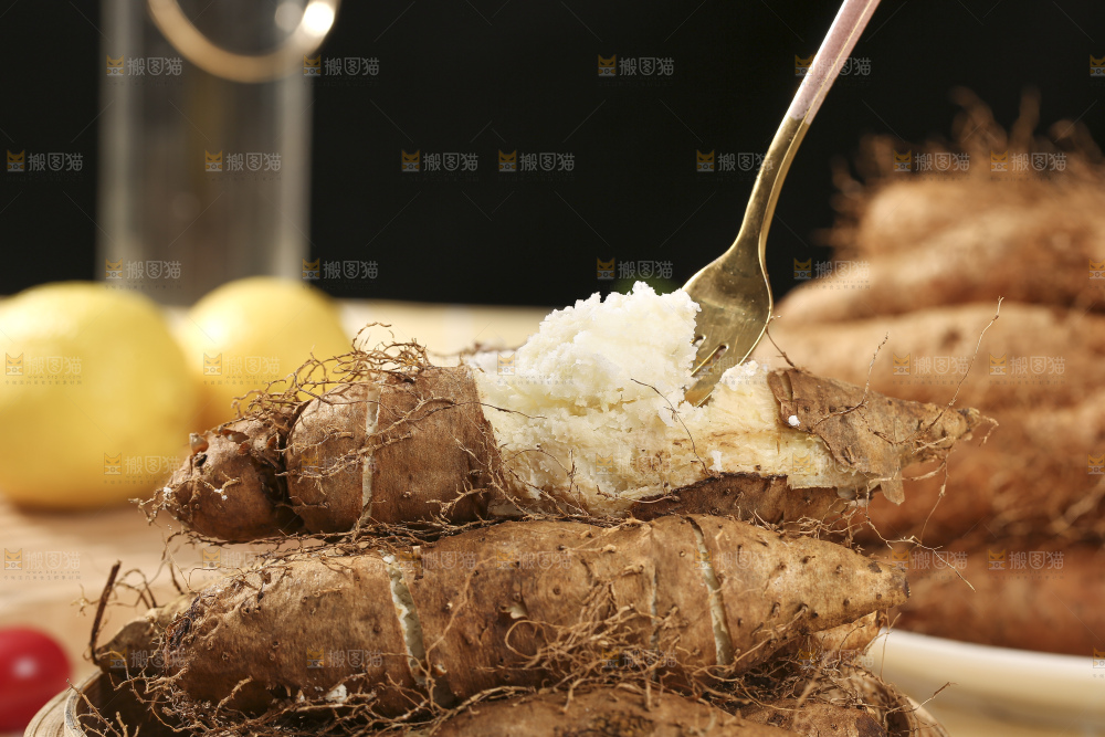 浅底上的新鲜毛薯