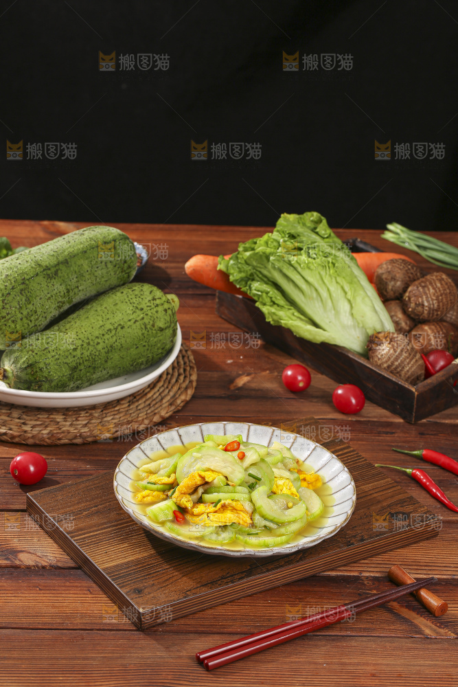 盘子里的丝瓜炒蛋