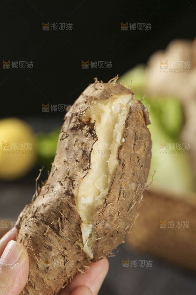 深底上的新鲜毛薯