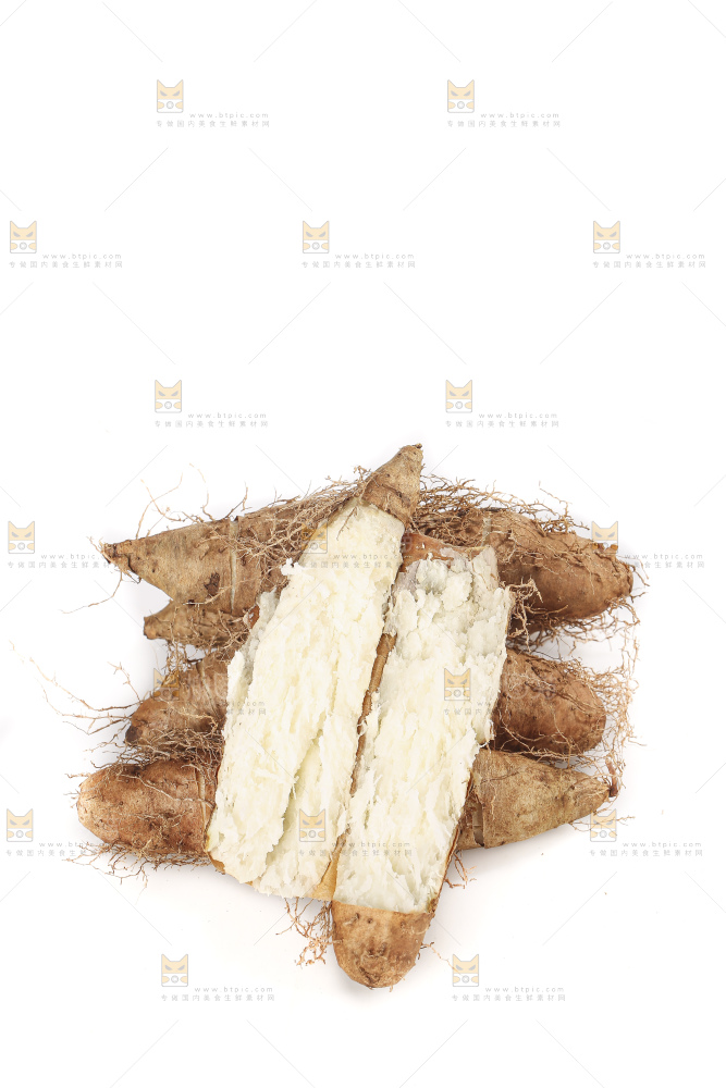 白底上的新鲜毛薯