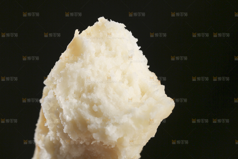 深底上的新鲜毛薯