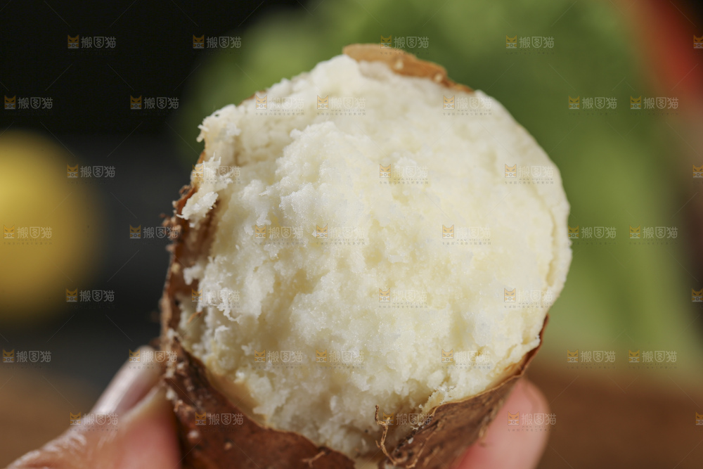 深底上的新鲜毛薯