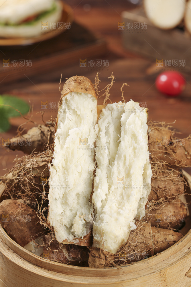 深底上的新鲜毛薯