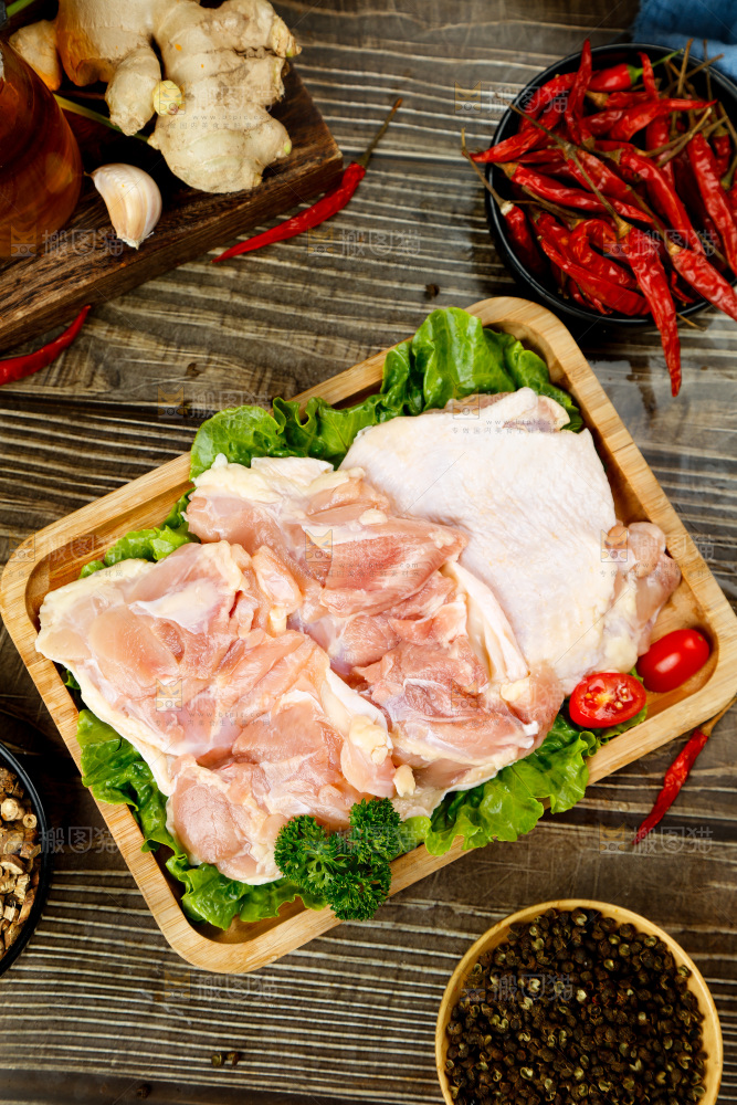 深底上的鸡腿肉