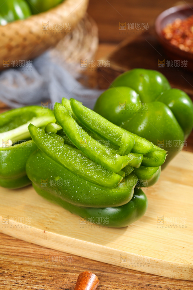 木底上的圆青椒
