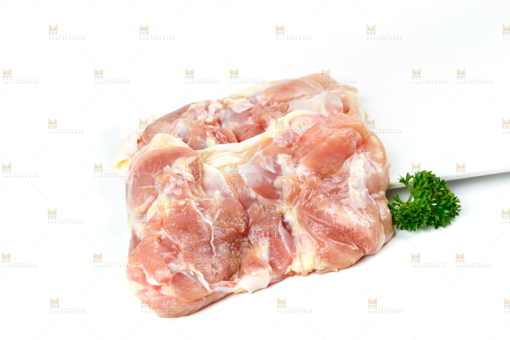 白底上的鸡腿肉