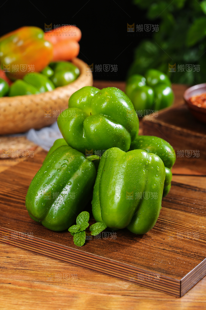 木底上的圆青椒
