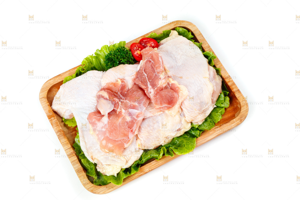 白底上的鸡腿肉