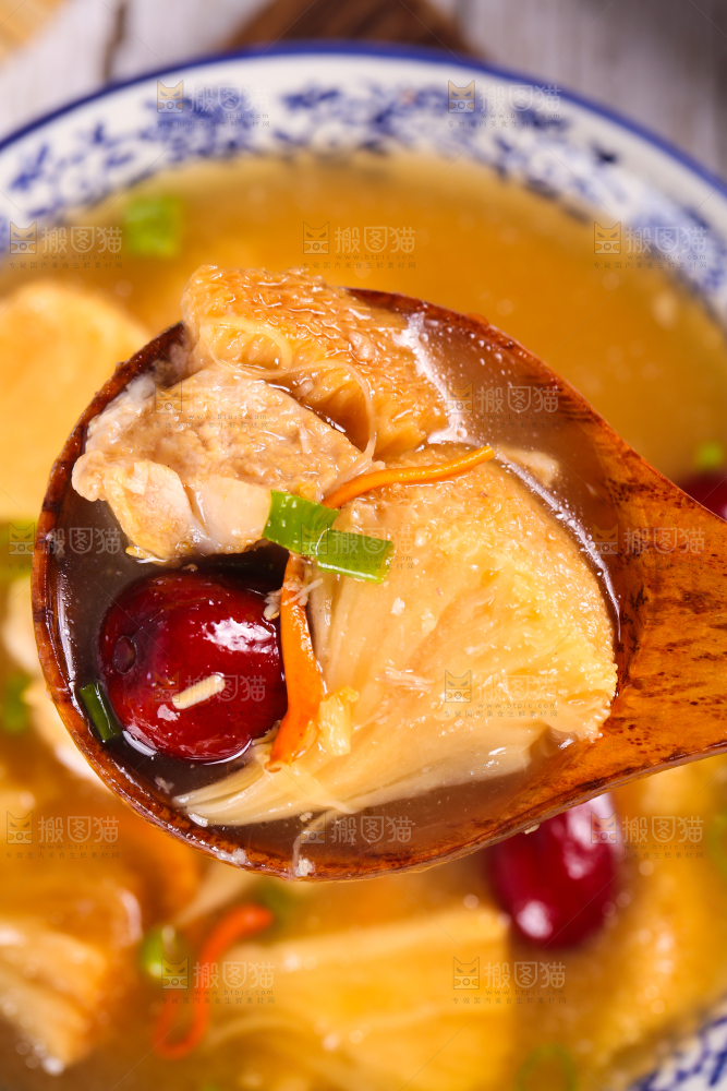 木底上的菌菇汤