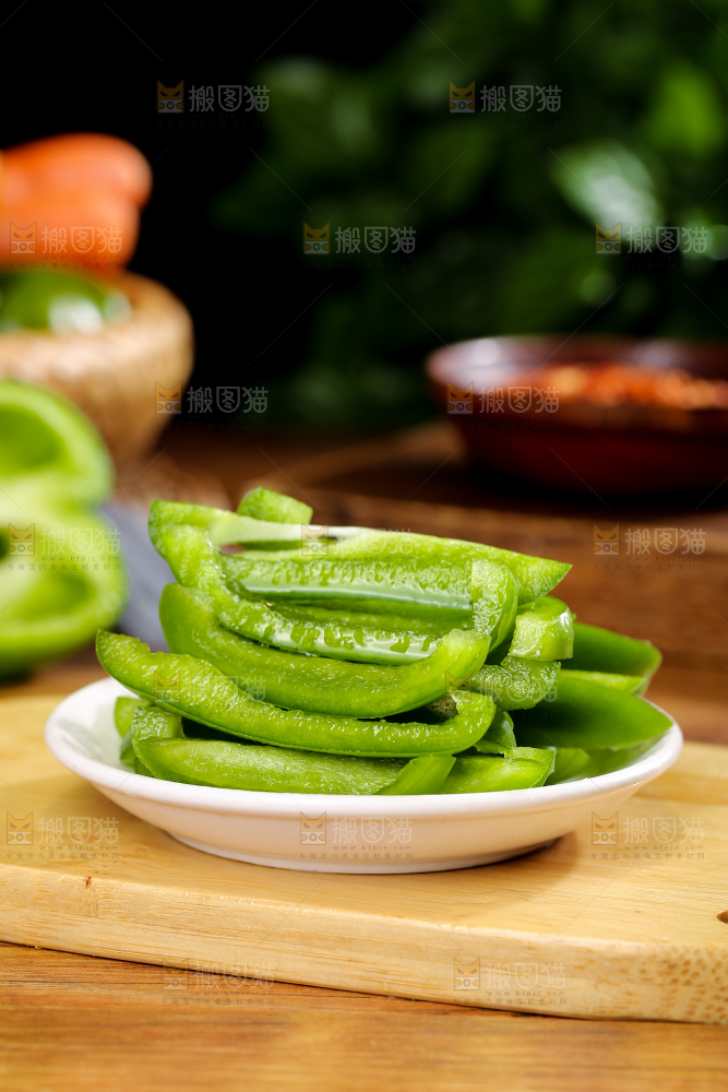 木底上的圆青椒