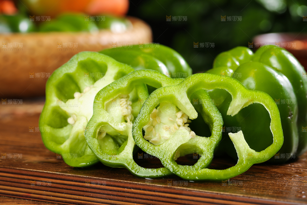 木底上的圆青椒