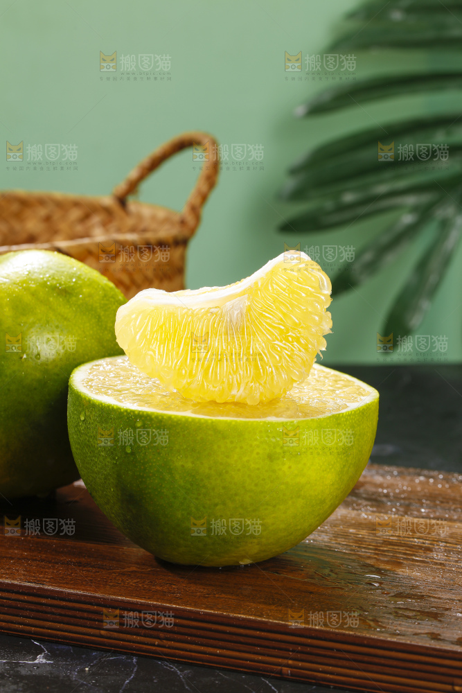 深底上的青皮葡萄柚