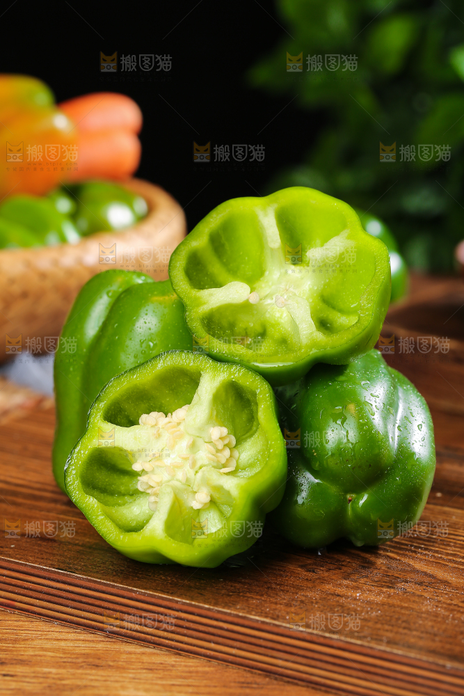 木底上的圆青椒