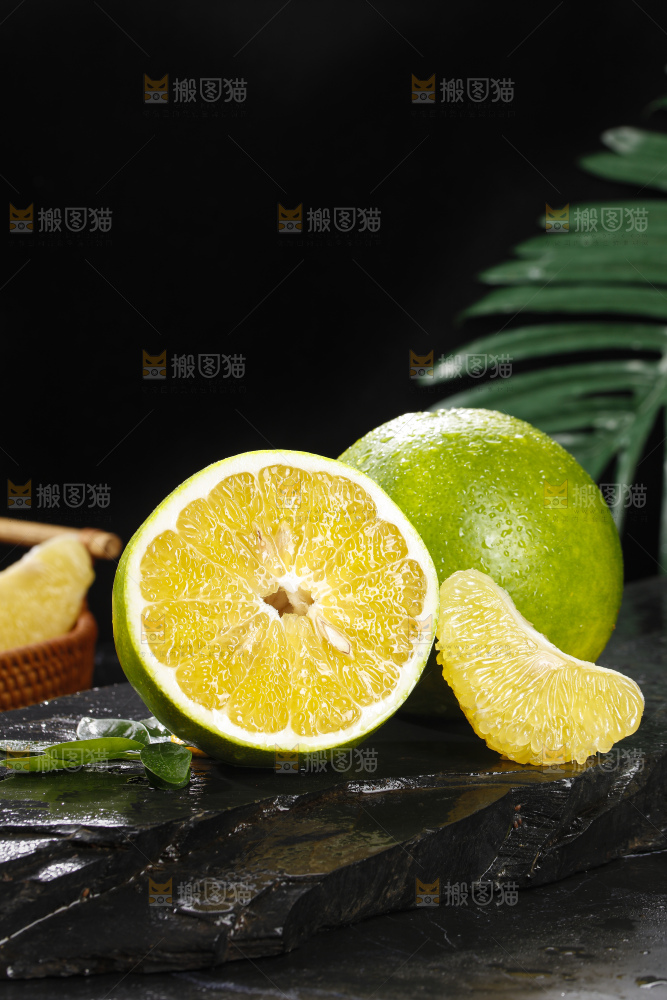 深底上的青皮葡萄柚