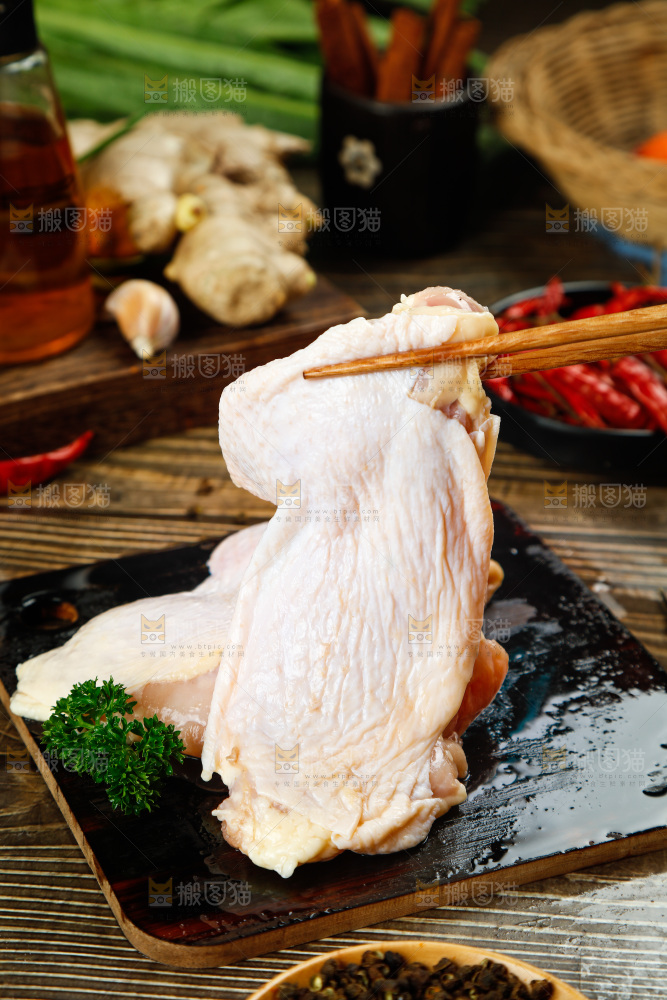 深底上的鸡腿肉