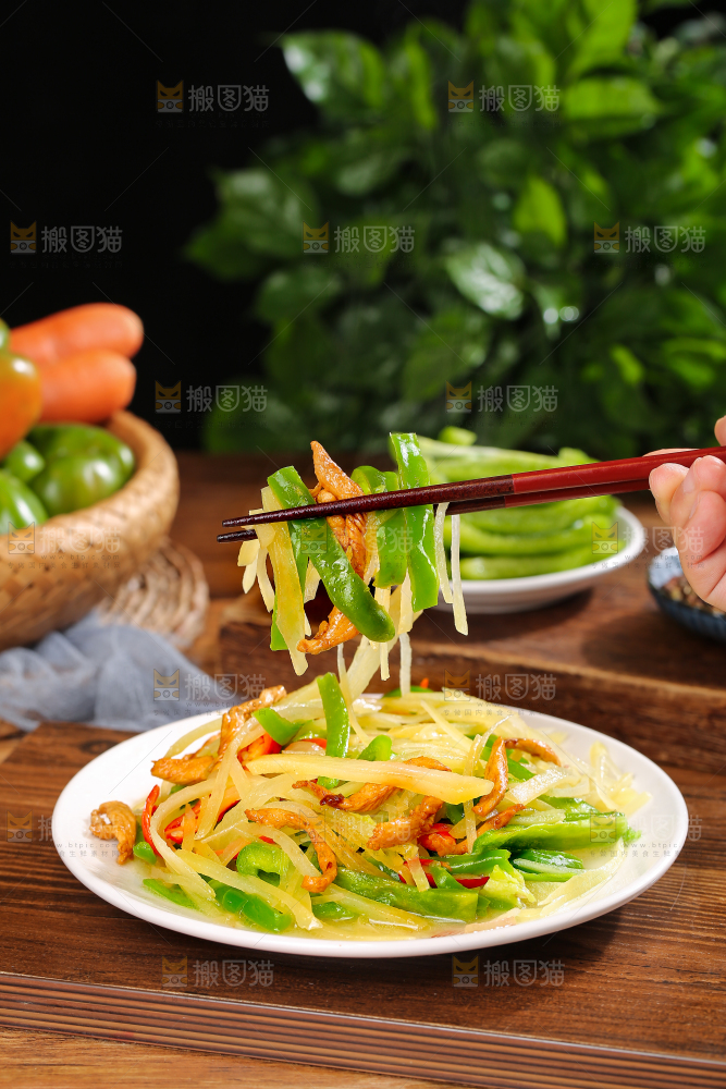木底上的圆青椒