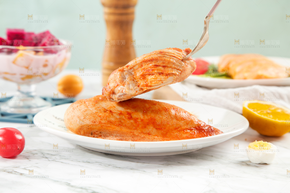 浅底上的鸡胸肉