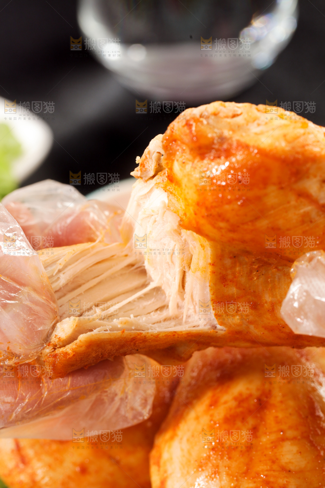 浅底上的鸡胸肉