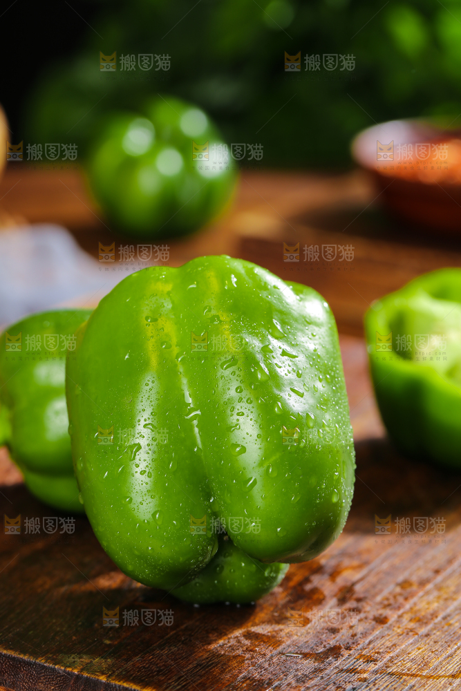 木底上的圆青椒