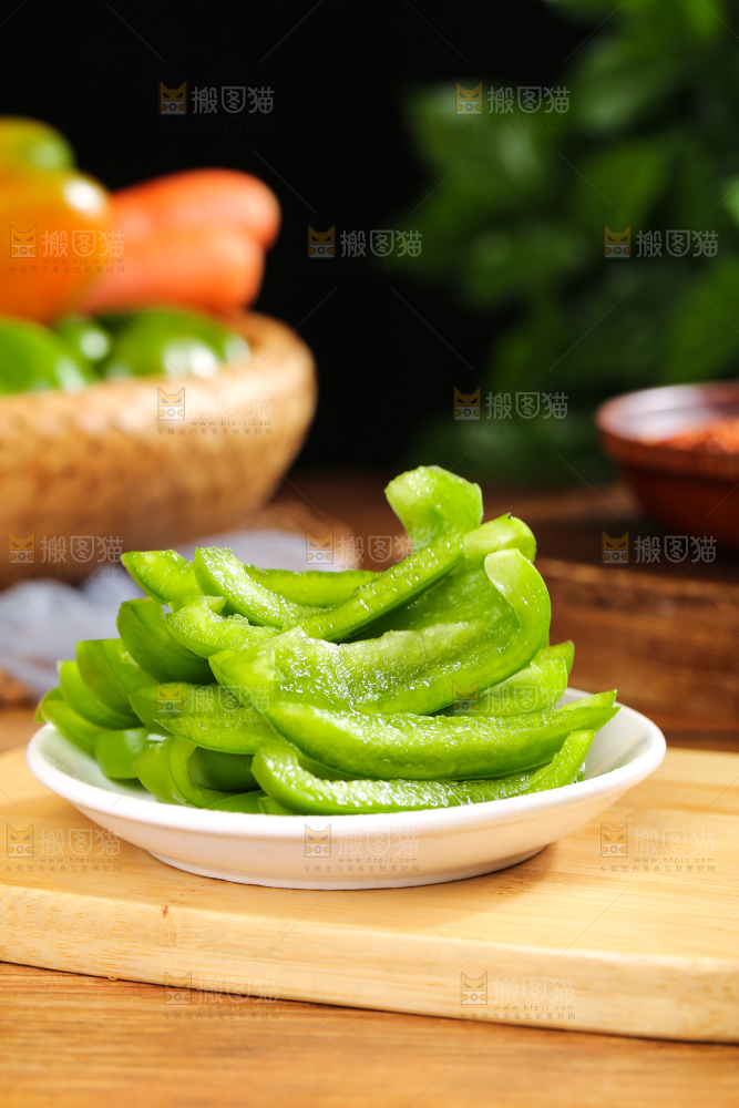 木底上的圆青椒